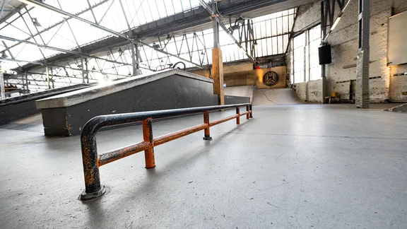 Geländer in einer Skatehalle