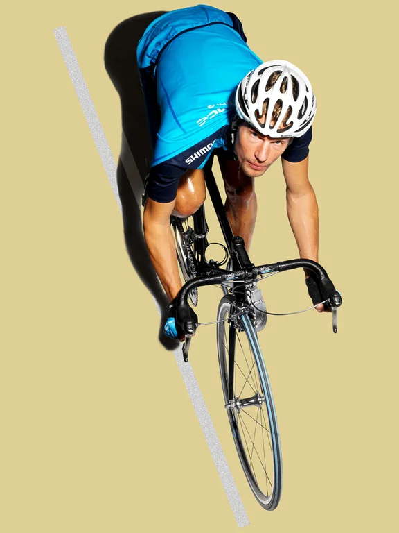 Person auf dem Rennrad mit Helm, Blick von oben